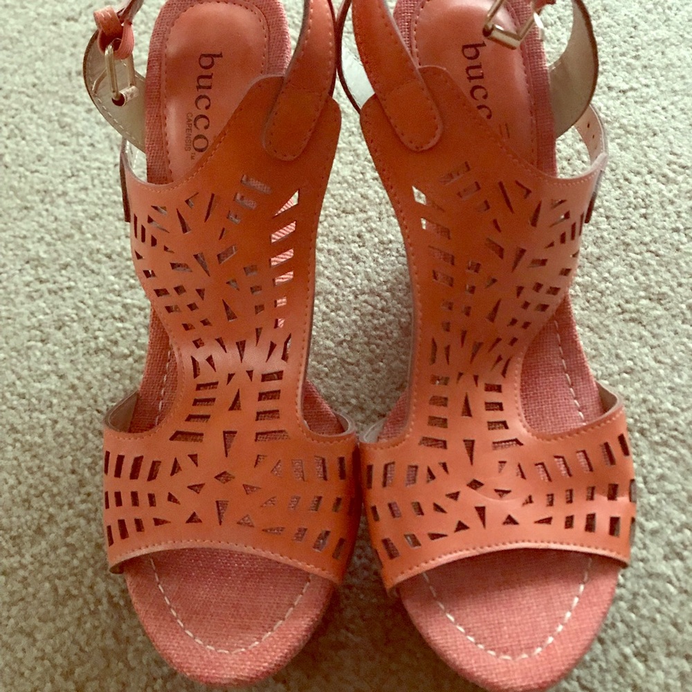 NWOT Bucco wedge sandal